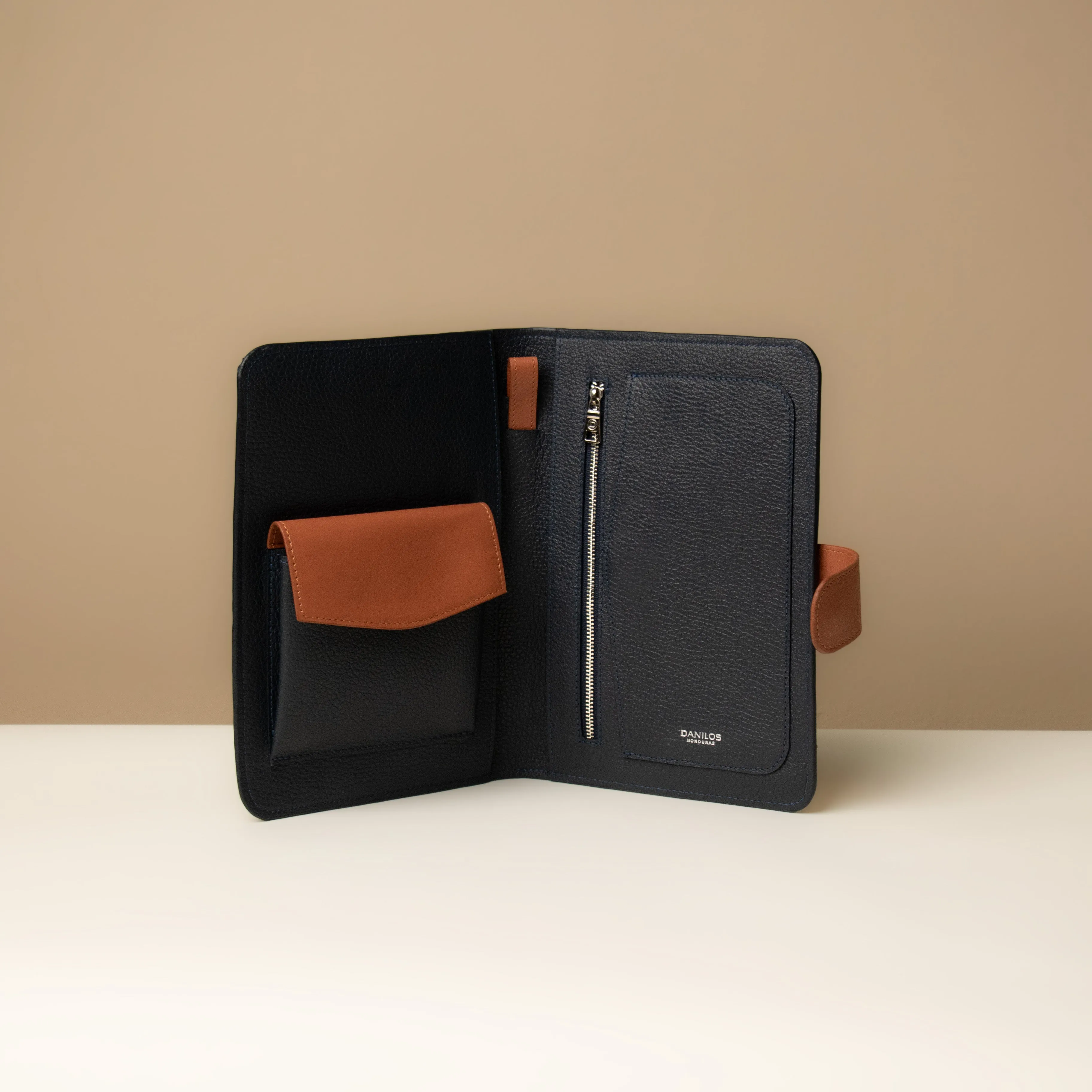 Globetrotters Document Holder